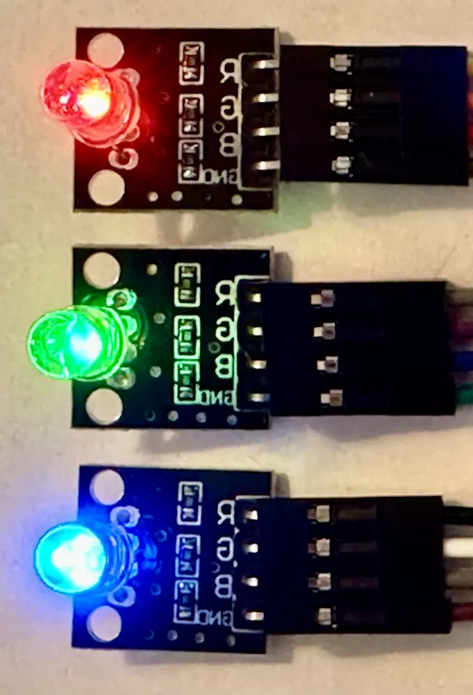 Drei KY-016 RGB-LED-Module untereinander angeordnet, die von oben nach unten intensiv Rot, Grün und Blau leuchten