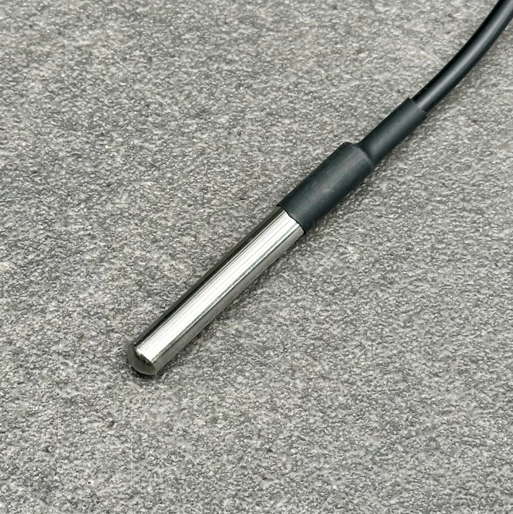 Nahaufnahme der wasserdichten Edelstahlhülse des DS18B20 Temperatursensors mit schwarzem Anschlusskabel