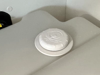 Weißer Sensorkopf des E-Waterlevel auf dem Wassertank