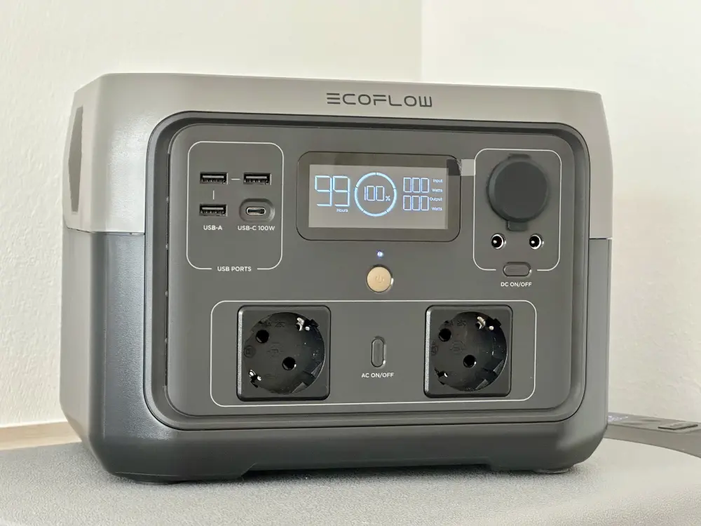 Vorderansicht der tragbaren Powerstation EcoFlow River 2 Max mit eingeschaltetem Display, USB-Anschlüssen und Steckdosen