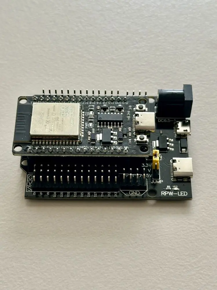 Nahaufnahme eines ESP32 NodeMCU-Boards, das passgenau auf die Buchsenleisten des schwarzen Expansion Boards aufgesteckt ist