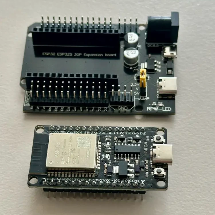 ESP32 NodeMCU Development Board mit USB-C neben einem passenden schwarzen 30-Pin Expansion Board mit G-V-S-Anschlüssen