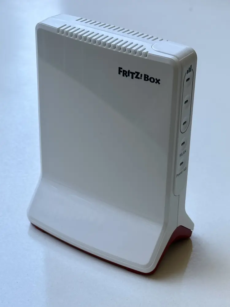 Kompakte FRITZ!Box 6825 4G im Hochkant-Design für den mobilen Einsatz im Camper