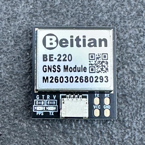 Nahaufnahme des Beitian BE-220 GNSS GPS-Moduls mit Chip und Anschluss-Pads
