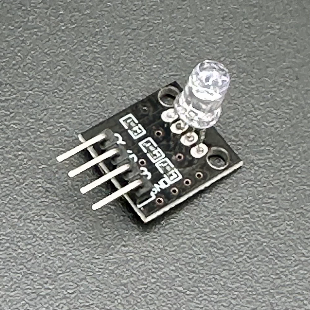 Nahaufnahme des physischen KY-016 RGB-LED-Moduls mit angelöteten Anschluss-Pins auf schwarzer Platine