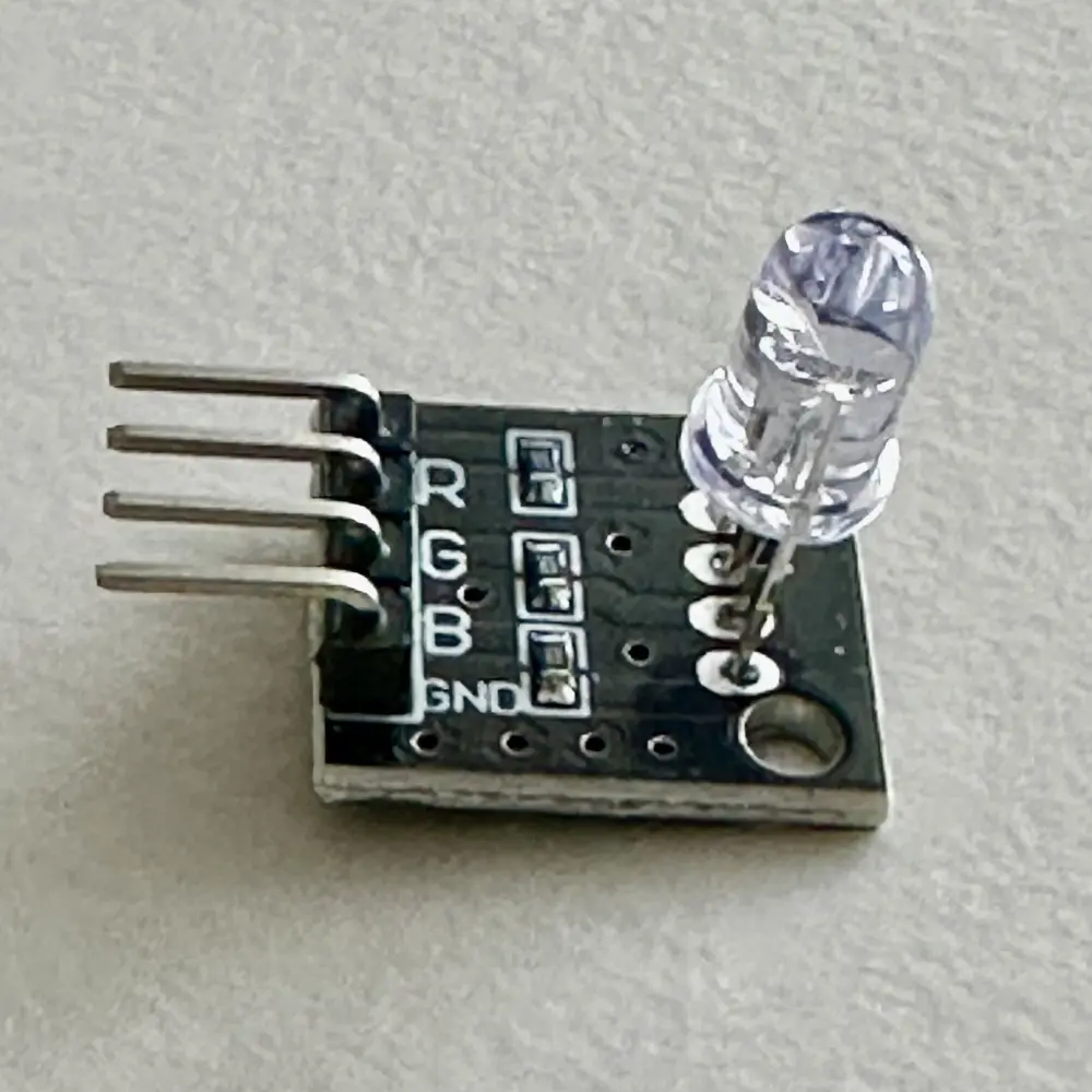 Nahaufnahme des KY-016 RGB-LED-Moduls mit deutlich sichtbaren Beschriftungen für R, G, B und GND auf schwarzer Platine