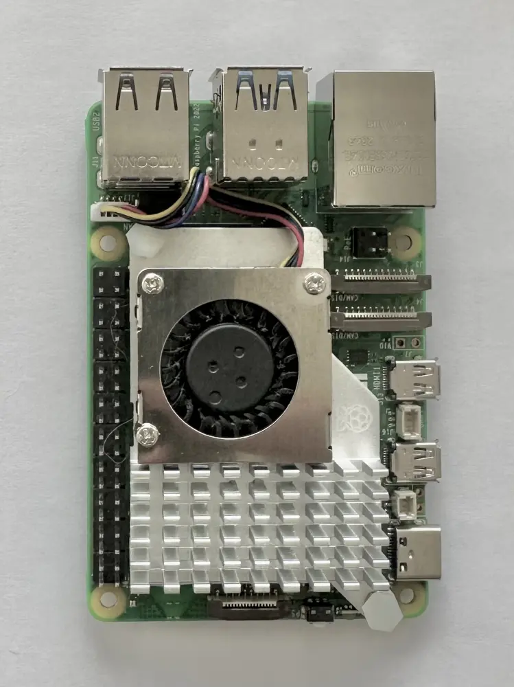 Raspberry Pi 5 mit montiertem Active Cooler zur Kühlung