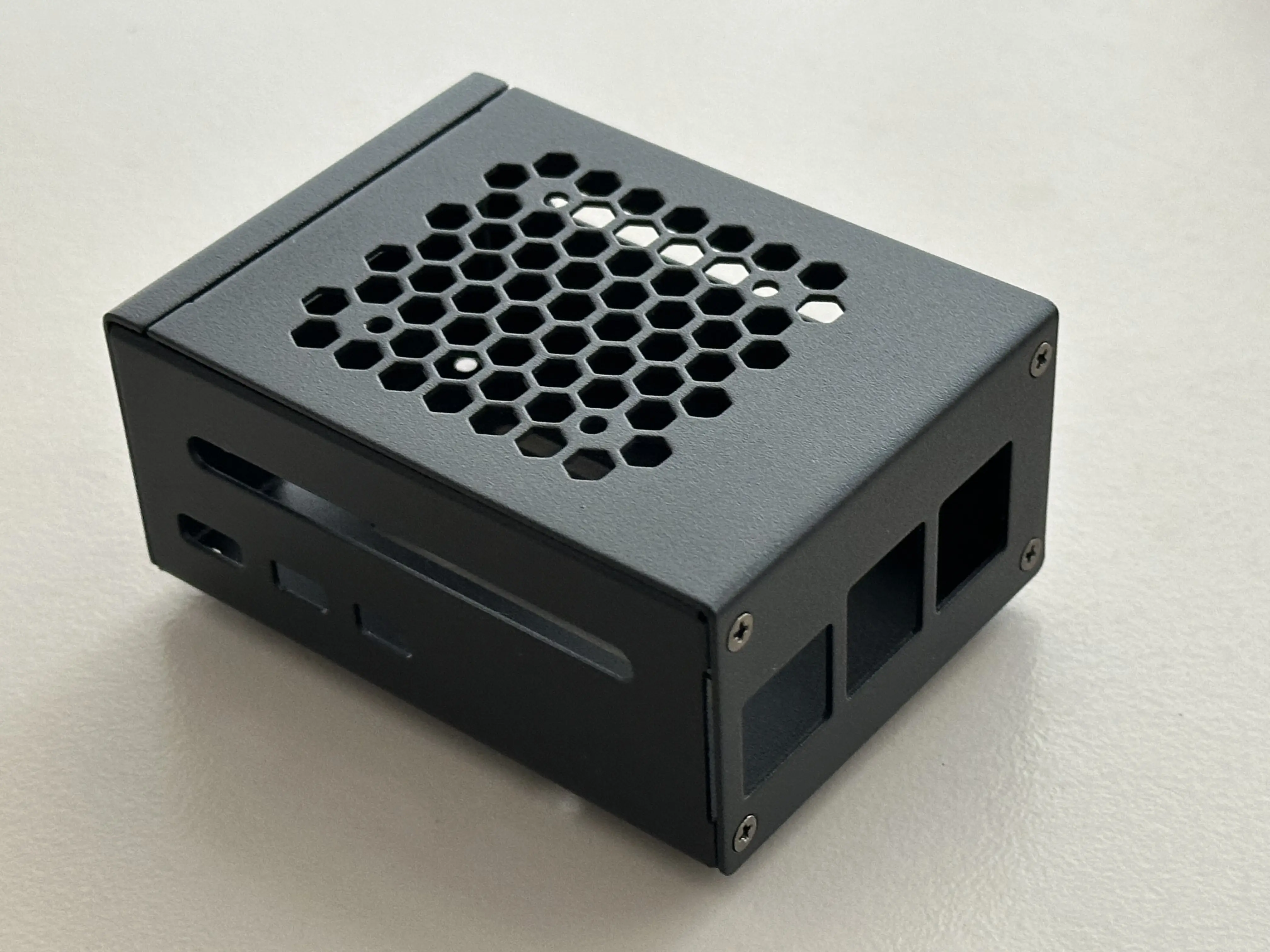 Kompaktes Metallgehäuse für Raspberry Pi 5 mit integriertem Lüftergitter