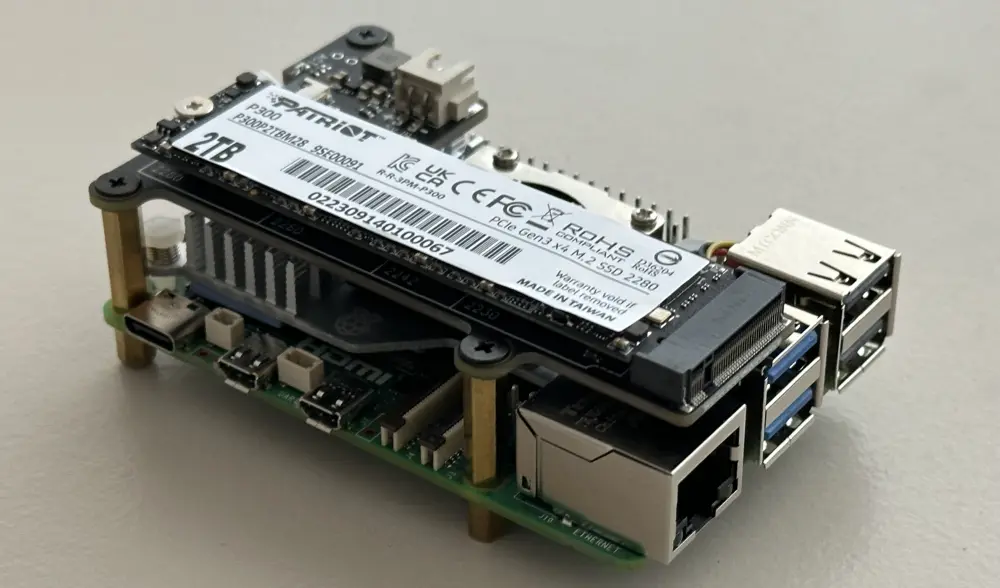 Detailansicht des fertigen NVMe-HAT Aufbaus auf einem Raspberry Pi 5 mit SSD
