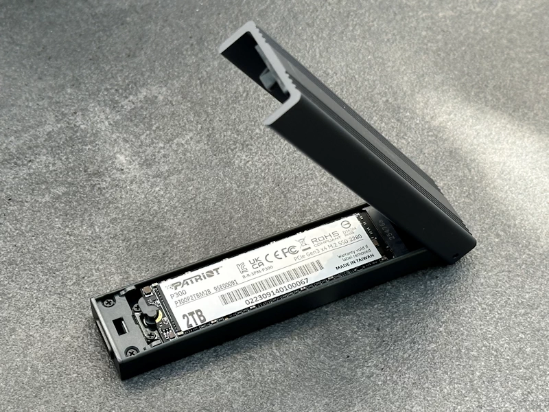 Geöffnetes SABRENT NVMe-Gehäuse mit eingesetzter M.2-SSD