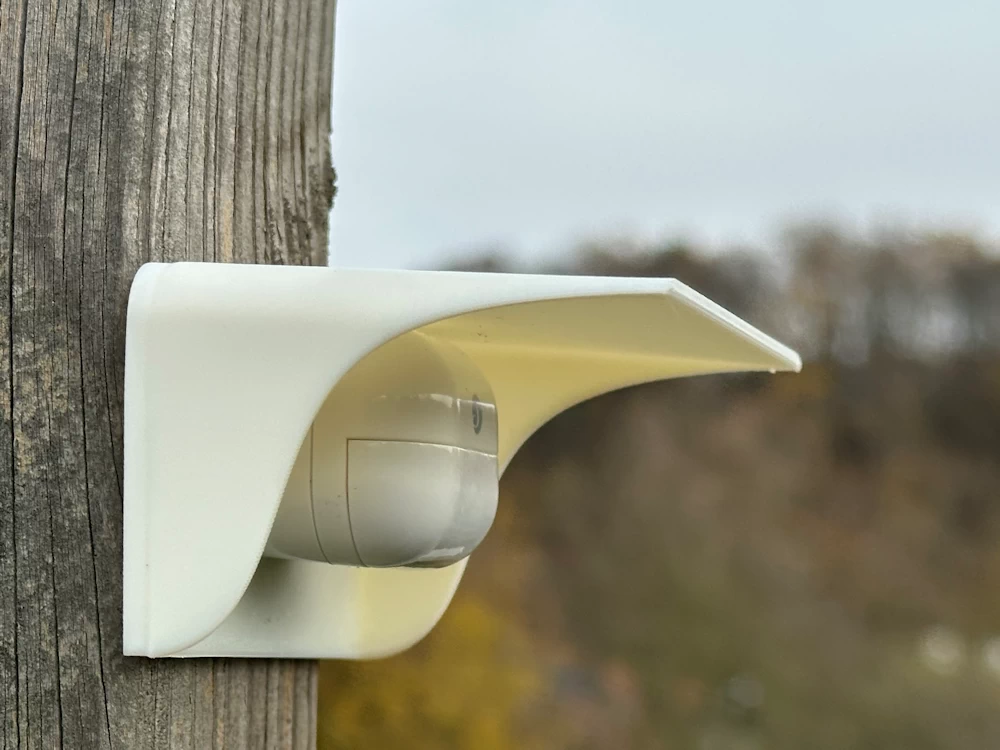 Shelly BLU Motion im Schutzgehäuse am Holzpfosten