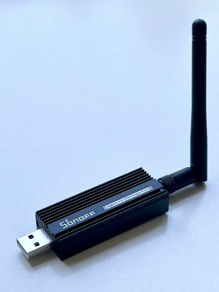 Schwarzer Sonoff Zigbee 3.0 USB Dongle Plus Koordinator mit externer Antenne.