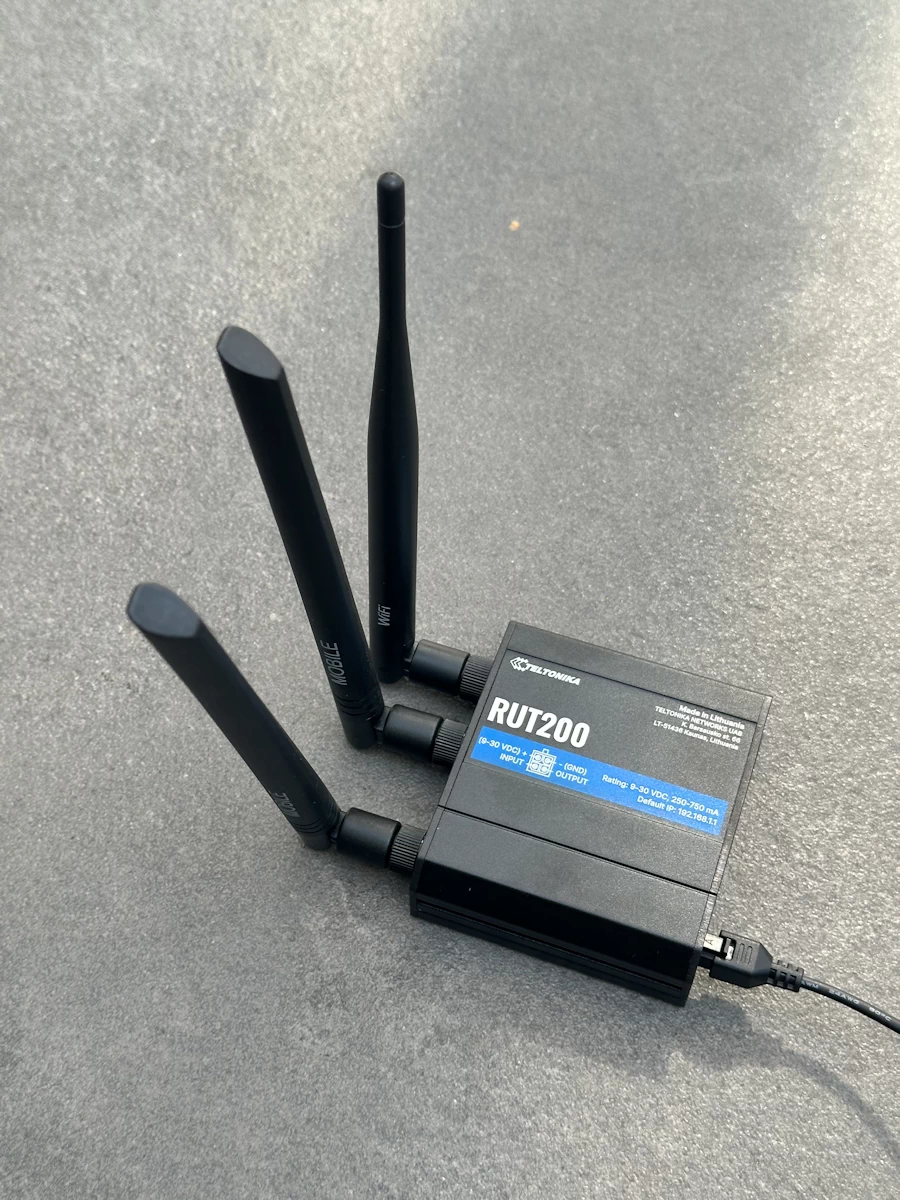 Teltonika RUT200 4G/LTE-Router mit externen Antennen für den festen Einbau im Camper